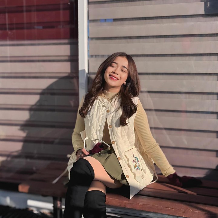 <p>Tengok saja potretnya dengan <em>vest</em> dan <em>pleated skirt</em> bergaya <em>vintage.</em> Ia menyempurnakan penampulannya dengan memakai <em>knee-boots.</em> (Foto: Instagram @brisiajodie96)</p>