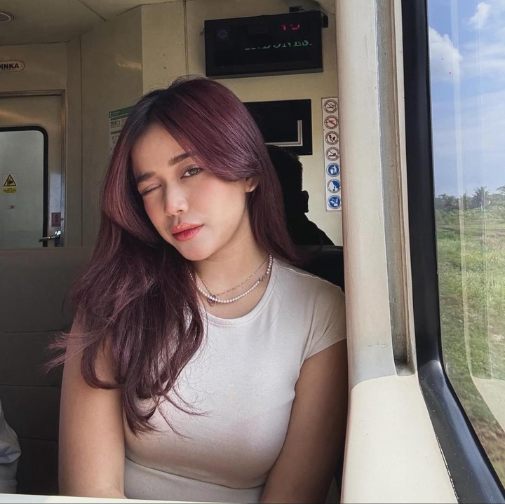 <p>Sejak saat itu, Brisia Jodie membangun kariernya sebagai penyanyi solo serta penulis lagu. Bakatnya di bidang tarik suara sudah diperlihatkan sejak ia duduk di bangku SD, lho. (Foto: Instagram @brisiajodie96)</p>