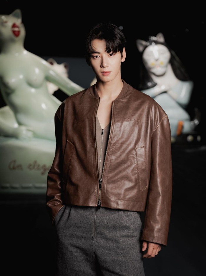 Cha Eunwoo ASTRO memakai outfit casual buatan Dior yang memadukan kombinasi warna klasik yakni cokelat dengan abu-abu. Pesonanya tak tertandingi, idol K-Pop sekaligus aktor ini dapat memberikan sentuhan chic pada setiap look-nya./ Foto: x.com/Dior