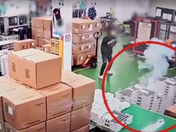 Rekaman CCTV Detik-detik Kebakaran Maut Pabrik Baterai Korsel