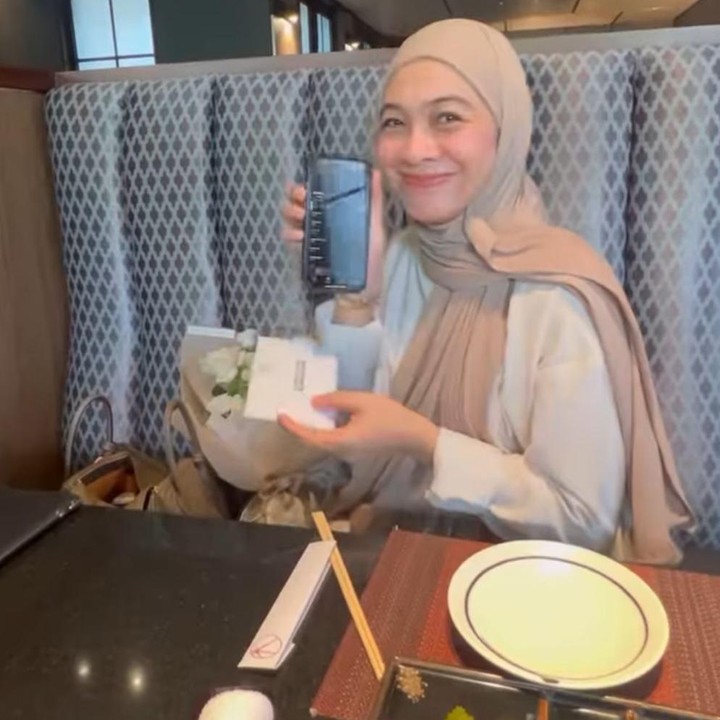 <p>Romantisnya, Sang Suami juga menyelipkan lagu favorit mereka sejak masih pacaran. "Lagunya <em>theme song</em> dari jaman pacaran," ungkap Omesh. (Foto: Instagram@omehsomesh)</p>
