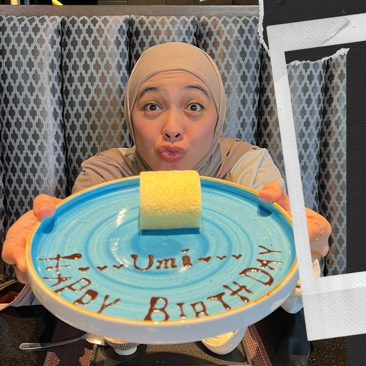 <p>Ia mendapat kejutan manis dari keluarganya berupa kue ulang tahun yang dilengkapi dengan tulisan "Umi, <em>Happy Birthday</em>."  (Foto: Instagram@omehsomesh)</p>