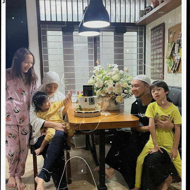 <p>Dalam potret tersebut terlihat Omesh dan anak-anaknya telah menyiapkan kue ulang tahun dan bucket bunga yang diletakkan di meja makan. <em>"Throwback</em> foto-doto ulang tahun <em>@dianayulestari</em> kemarin, kejutan dari seisi rumah," tulis Omesh, dikutip dari laman <em>Instagram@omeshomesh,</em> Rabu (26/6/2024). (Foto: Instagram@omehsomesh)</p>