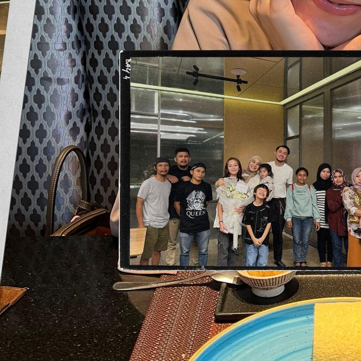 <p>Bukan hanya itu saja, Omesh juga memberikan kejutan kepada istri tercintanya itu saat makan bersama keluarga besar di sebuah restoran. (Foto: Instagram@omehsomesh)</p>