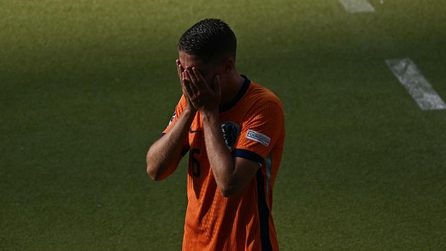Pemain Belanda Joey Veerman menangis di bench usai jadi korban pergantian cepat Ronald Koeman saat melawan Austria di Euro 2024.