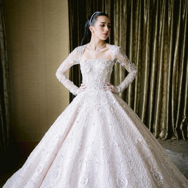 <p>Untuk acara resepsi, Beby Tsabina memilih tema modern dengan gaun pernikahan beraksen <em>lace</em> rancangan desainer Monica Ivena. Gaun berwarna putih itu merupakan<em> wedding dress</em> impiannya, Bunda. <em>"My Dream Wedding Dress came true. I feel like a princess,"</em> tulis Beby dalam unggahannya. (Foto: Instagram @bebytsabina)</p>