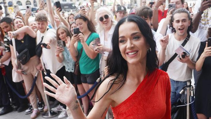 PARIS, FRANCE - JUNE 25: Katy Perry arrives at The Ritz Hotel in a stretch limousine during the Haute Couture Fall/Winter 2024/25 as part of Paris Fashion Week on June 25, 2024 in Paris, France. (Photo by Neil Mockford/GC Images)