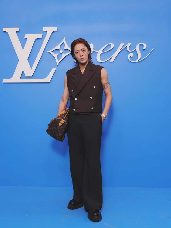 Gaya Yuta NCT dalam pagelaran Men’s Fashion Week di Paris sukses mencuri perhatian fans. Idol K-Pop yang berasal dari Jepang tersebut mengenakan sleeveless vest dilengkapi dengan tas dengan desain klasik Louis Vuitton./ Foto: instagram.com/yuu_taa_1026