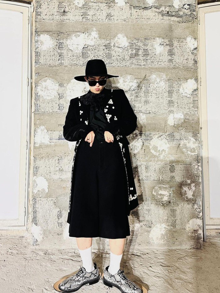 Hongjoong ATEEZ terlihat stylish mengenakan pakaian rancangan Comme des Garçons di PFW 2024. Para penggemar setuju bahwa koleksi CDG sangat cocok dengan personal style leader boy group yang debut pada tahun 2018 tersebut./ Foto: instagram.com/no1likeme8_8