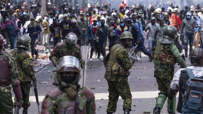 Kepolisian menembaki ribuan pedemo yang menolak undang-undang kenaikan pajak di depan gedung Parlemen di Nairobi, Kenya, Selasa (25/6).