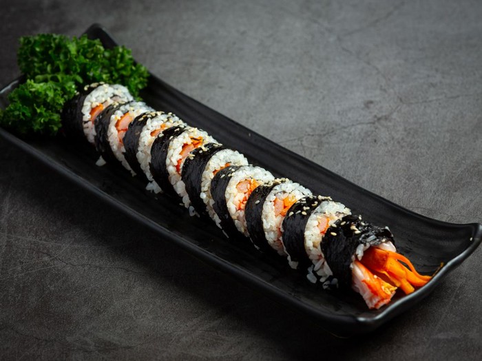 Kimbap/ Foto: Freepik.com/jcomp 5 Makanan Korea yang Jadi Favorit di Indonesia, Kamu Setuju?