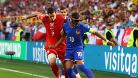Momen Mbappe Sewot ke Lewandowski Gara-gara Hidungnya Disenggol