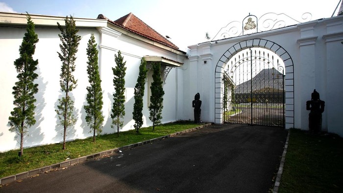 Pura Mangkunegaran tampil semakin cantik dengan balutan warna yang baru dan fresh. Hal itu dilakukan sebagai dukungan pariwisata dan pelestarian budaya.