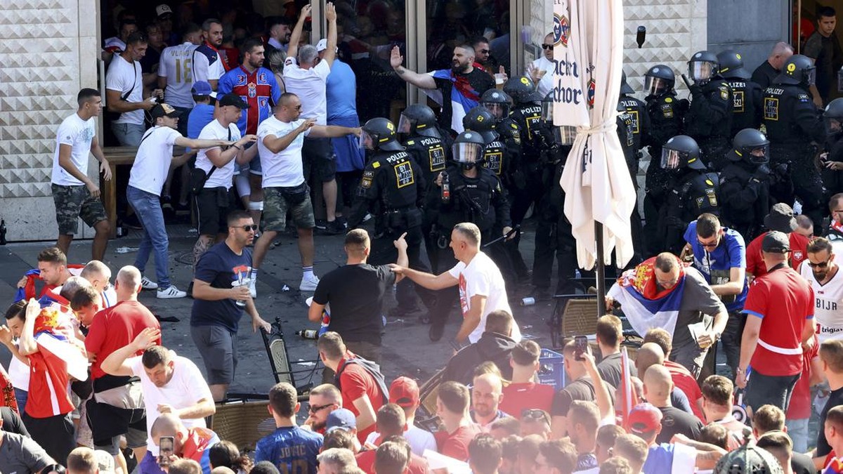 FOTO: Suporter Serbia Kembali Bentrok dengan Polisi