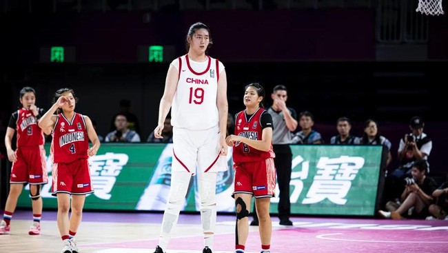 Pebasket China Zhang Ziyu menjadi sorotan karena posturnya mencapai 220 cm dan tampil mendominasi di laga perdana FIBA U-18 Women Asia Cup lawan Indonesia.