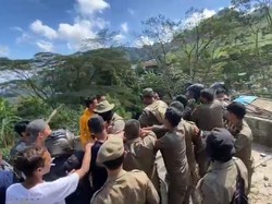 Momen Pembongkaran Kios di Puncak Bogor Ricuh, 3 Satpol PP Terluka