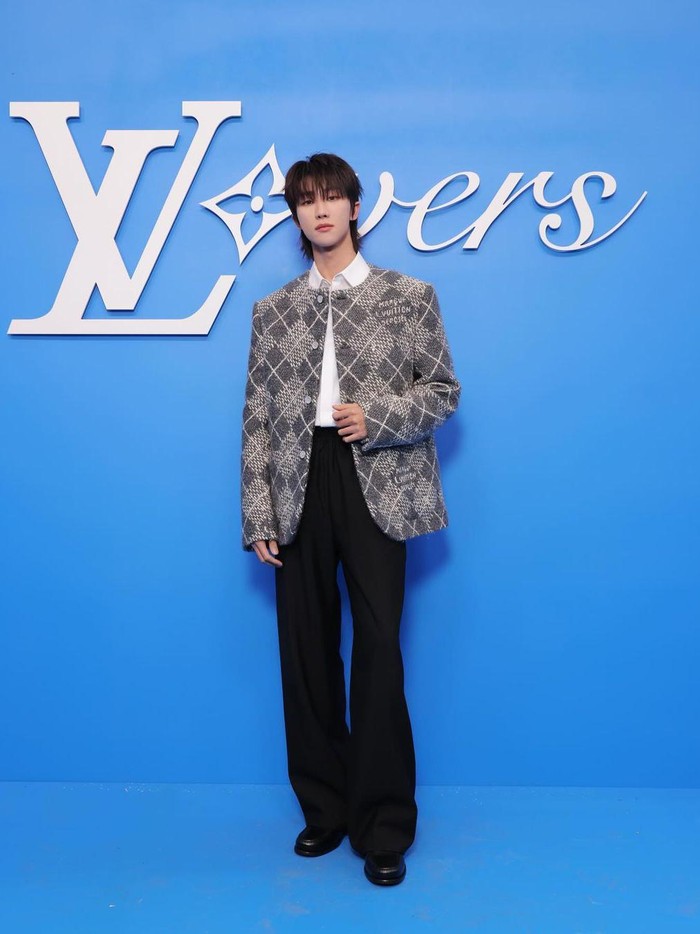 Penampilan memesona The8 SEVENTEEN dalam balutan koleksi terbaru Louis Vuitton karya Pharrell Williams tuai respon positif dari para penggemar. Sementara itu, rekan satu grupnya, Vernon, hadir di KENZO SS25 show di Paris./ Foto: instagram.com/xuminghao_o