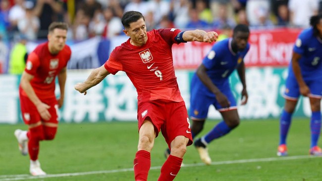 Momen tendangan penalti Robert Lewandowski menuai sorotan saat Polandia bermain imbang 1-1 melawan Prancis pada laga pemungkas Grup D Euro 2024.