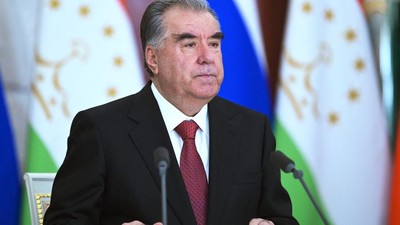 Sosok presiden seumur hidup Tajikistan, Emomali Rahmon, menjadi sorotan usai negara Asia Tengah itu mengesahkan RUU larangan penggunaan hijab pekan lalu.