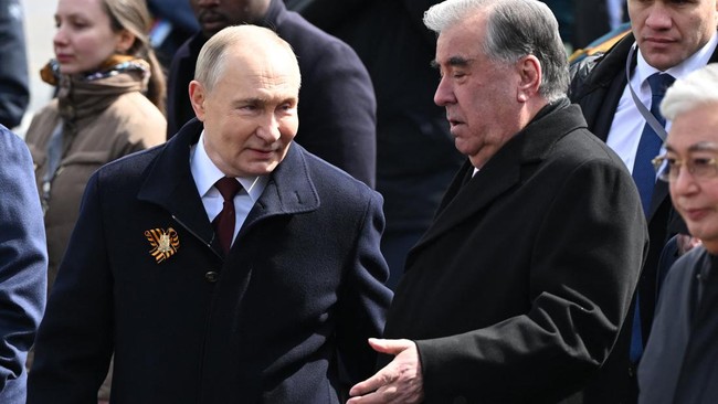 Sosok presiden seumur hidup Tajikistan, Emomali Rahmon, menjadi sorotan usai negara Asia Tengah itu mengesahkan RUU larangan penggunaan hijab pekan lalu.
