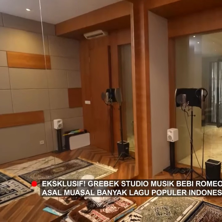 <p>Di rumah ini juga terdapat studio musik yang menjadi tempat karya-karya Bebi diciptakan. Studio yang cukup luas ini banyak didominasi oleh warna cokelat kayu. Di sudut ruangan, Bebi menyediakan tempat untuk salat. (Foto: YouTube TRANS7 OFFICIAL)</p>