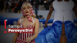 Centil dengan Gaun Merah, Sabrina Carpenter Debut di Vogue World