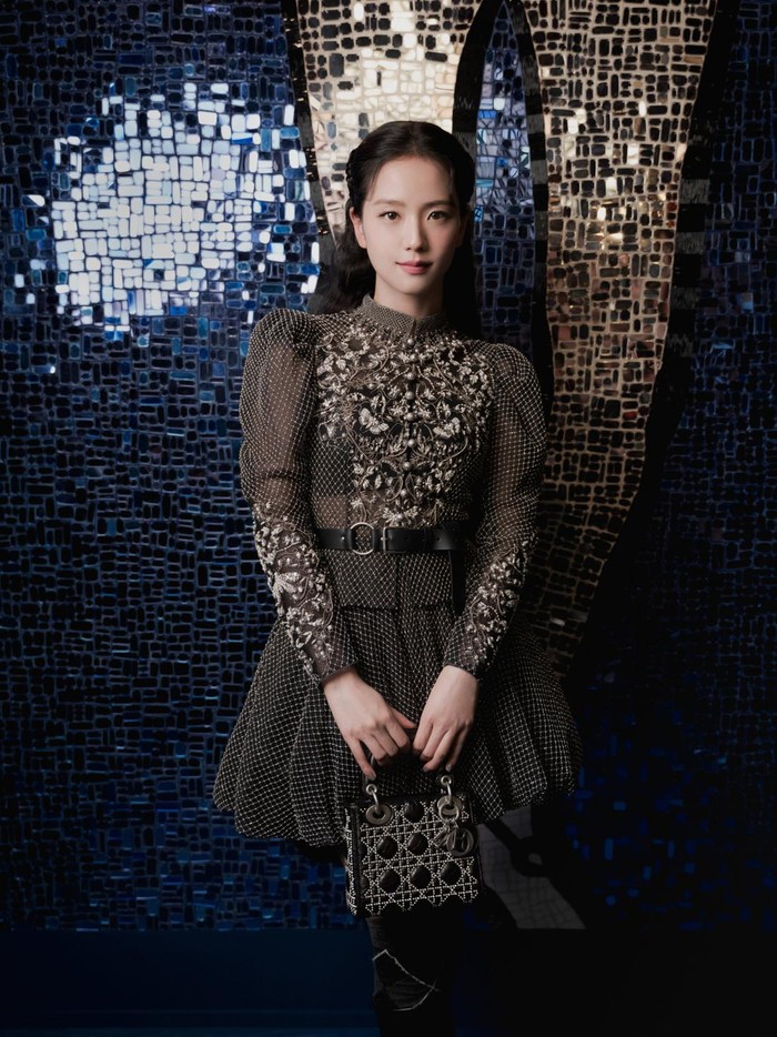 Selalu jadi pusat perhatian, pujian untuk Jisoo BLACKPINK terus berdatangan saat menghadiri Dior Haute Couture show di Paris. Dijuluki Dior Princess, ia kembali memperlihatkan pengaruhnya yang signifikan sebagai duta global Dior./ Foto: x.com/Dior