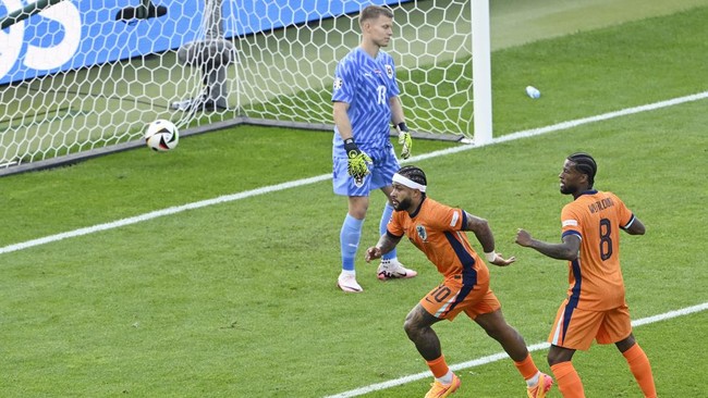 Pada menit ke-75 Belanda mampu membobol gawang Austria lewat tembakan Memphis Depay. Namun wasit Ivan Kruzliak sempat menganulir gol Depay.
