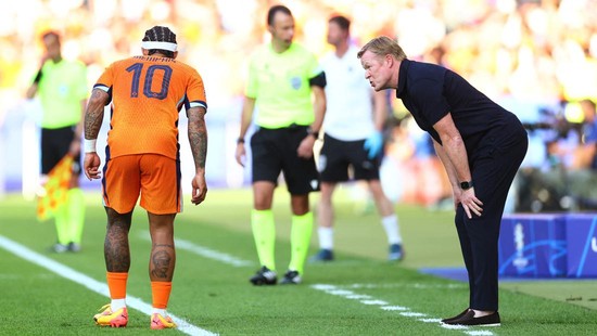 Soccer Football - Euro 2024 - Group D - Netherlands v Austria - Berlin Olympiastadion, Berlin, Germany - June 25, 2024 Netherlands coach Ronald Koeman talks to Memphis Depay REUTERS/Lisi Niesner