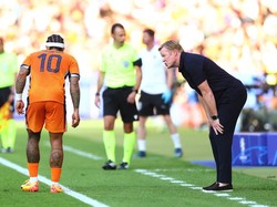 Soccer Football - Euro 2024 - Group D - Netherlands v Austria - Berlin Olympiastadion, Berlin, Germany - June 25, 2024 Netherlands coach Ronald Koeman talks to Memphis Depay REUTERS/Lisi Niesner