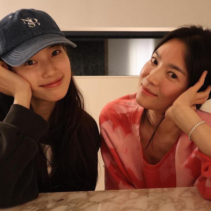 <p>Song Hye Kyo mengunggah foto bersama Suzy di akun Instagram miliknya. Perempuan 42 tahun ini menuliskan caption 'cantik' lalu menge-tag akun Suzy. Suzy menuliskan emoji wajah tersenyum dengan mata berbentu hati di kolom komentar. (Foto: Instagram @kyo1122/ @skuukzky)</p>