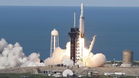 FOTO: Gemuruh Roket SpaceX Angkut Satelit Cuaca NASA