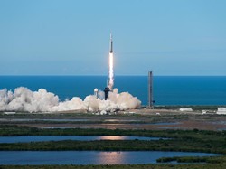 Melihat Lebih Dekat Momen Peluncuran Roket Falcon 9 di California