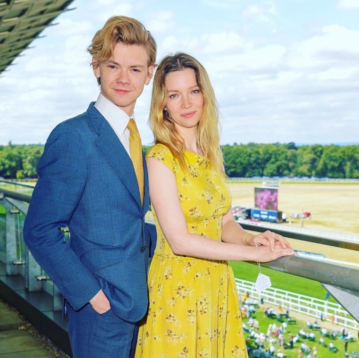 <p>Di tahun 2021, Talulah Riley bertemu dengan Thomas Brodie-Sangster saat membintangi Disney+ miniseries 'Pistol'. Benih-benih cinta bersemi antara keduanya setelah bertemu di series ini, Bunda. (Foto: Instagram @talulahrm/ @samohtsangster)</p>