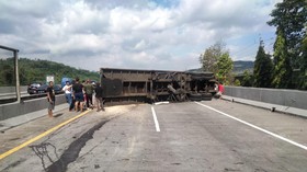 Kontainer Terguling di Tol Cipularang Arah Jakarta, Mobil Dialihkan