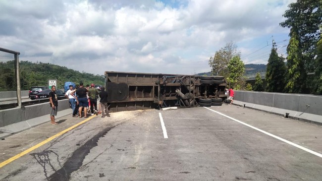 Sebuah truk kontainer terguling di tol Cipularang arah Jakarta, tepatnya di KM 111, Rabu (26/6) sore. Jasa Marga melakukan rekayasa lampau lintas.