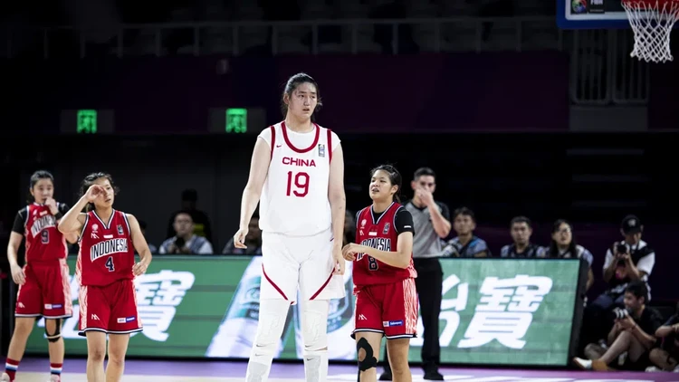 Indonesia bertemu China pada pertandingan pertama di Loghua Cultural and Sports Center&comma; Senin &lpar;24&sol;6&sol;2024&rpar;&period; Zhang Ziyu cs menang dengan skor telak 109-50&period;