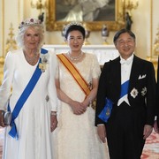 Kembar Pakai Putih, Begini Beda Gaya Ratu Camilla dan Permaisuri Masako dari Jepang