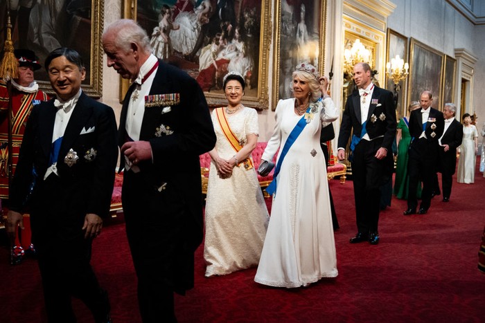 LONDON, ENGLAND - JUNE 25: King Charles III, Emperor Naruhito (L), Empress Masako and Queen Camilla make their way along the East Gallery to attend the State Banquet for Emperor Naruhito and his wife Empress Masako of Japan at Buckingham Palace on June 25, 2024 in London, England. The Japanese royal couple arrived in Britain for a three-day state visit hosted by King Charles III. (Photo by Aaron Chown - WPA Pool/Getty Images) Gaya Ratu Camilla dan Permaisuri Masako dari Jepang