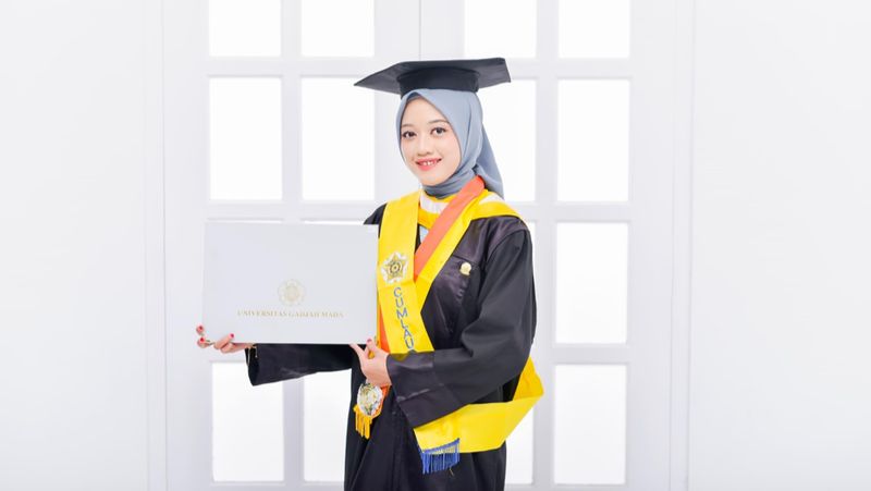 Berasal dari keluarga sederhana tidak mematahkan semangat Ulfatun Nikmah untuk meraih pendidikan tinggi.