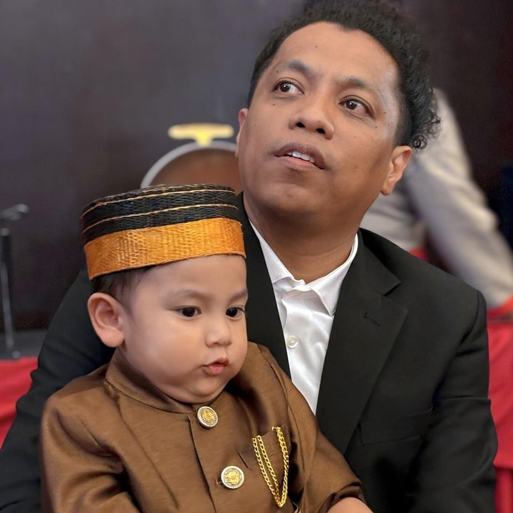 <p>Pada 1 September 2022, Indah Permatasari melahirkan anak pertama mereka yang diketahui bernama Naka. Awalnya, Indah dan Arie selalu menutupi wajah anak mereka di media sosial. Namun kini, wajah putranya sudah diekspose ke publik. (Foto: Instagram @indahpermatas)</p>