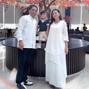 10 Artis Indonesia yang Sempat Rahasiakan Wajah Anaknya