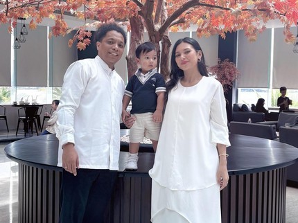 Terpopuler: Potret Indah Permatasari & Arie Kriting Bersama Anaknya yang Tampan