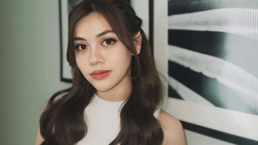 Cantiknya Frislly Herlind, Jadi Host Acara Kuliner hingga Santai di Kafe