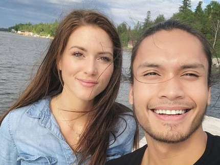 7 Potret Terbaru Randy Pangalila Bareng Istri Bule yang Tinggalkan Pekerjaan di Kanada