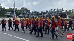 Demo Buruh Tolak Tapera Gelar Teatrikal hingga Bakar Ban