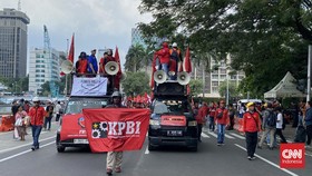 Massa Buruh Padati Patung Kuda, Gelar Demo Tolak Tapera