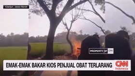 VIDEO: Emak-Emak Bakar Kios Penjual Obat Terlarang