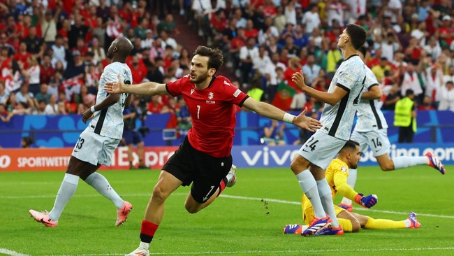Timnas Georgia secara mengejutkan mengalahkan Portugal 2-0 di pertandingan terakhir Grup F Euro 2024 dan lolos ke babak 16 besar.