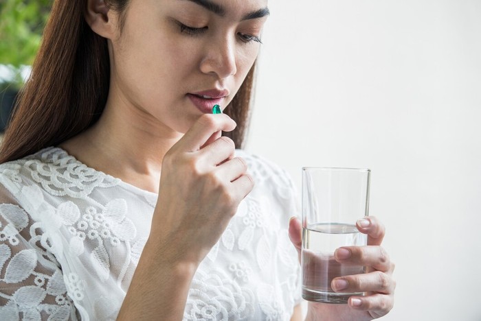 Ilustrasi minum obat/Foto: Freepik.com/jcomp